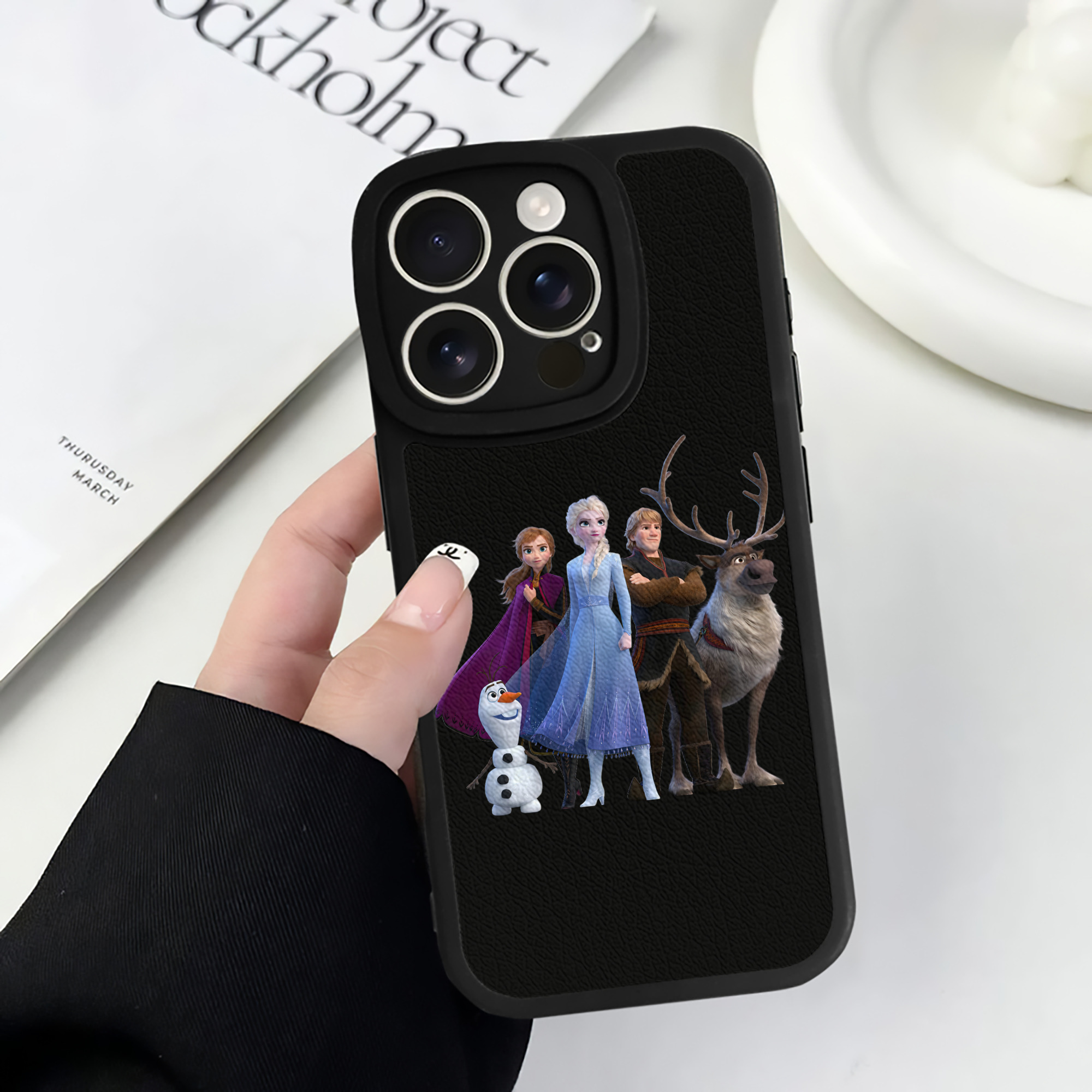 （画像用） アナと雪の女王 アンナ エルサ Frozen Anna Elsa 【iPhone 16シリーズ対応】シリコンスマホケース（レザー調） 材質：シリコン